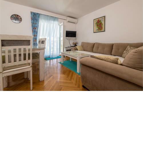 Three-Bedroom Apartment Blace with Sea View 06