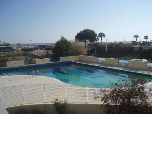 Three-Bedroom Apartment in a Seafront building with swimming pool no123