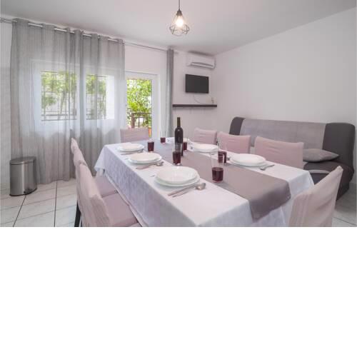 Three-Bedroom Apartment in Dugi Rat