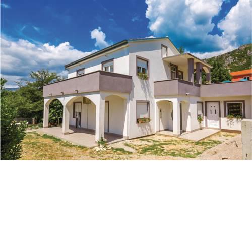 Three-Bedroom Apartment in Grizane