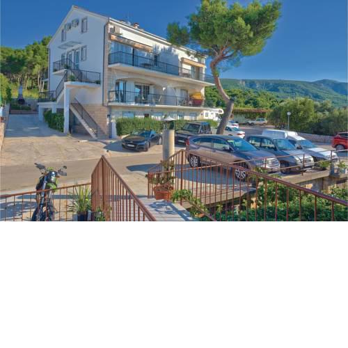 Three-Bedroom Apartment in Jelsa