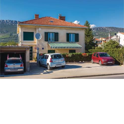 Three-Bedroom Apartment in Kastel Stari