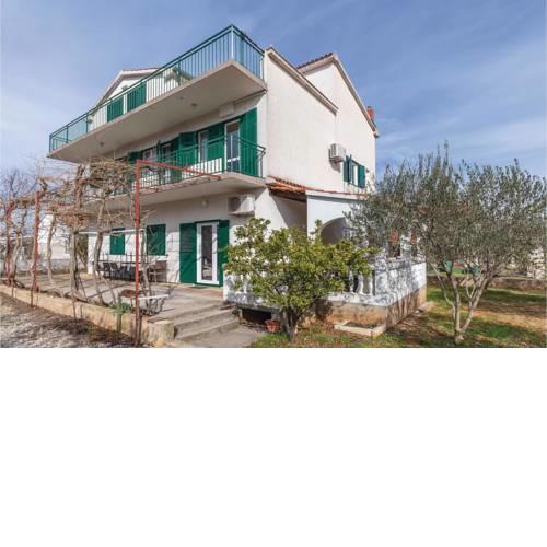Three-Bedroom Apartment in Raslina
