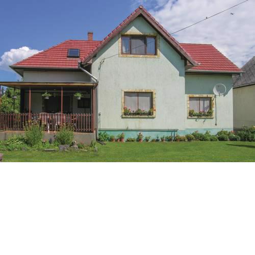 Three-Bedroom Apartment in Vonyarcvashegy