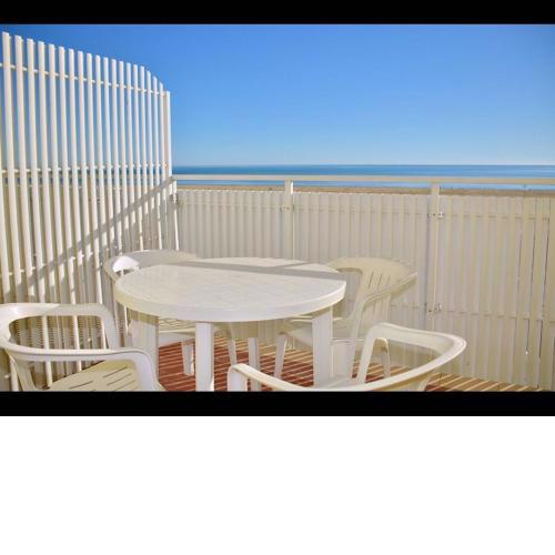 Three-bedroom Apartment with Seaview balcony - By Beahost Rentals