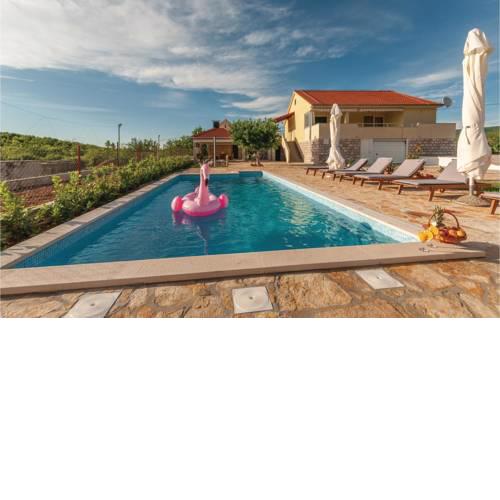 Three-Bedroom Holiday Home in Cvrljevo