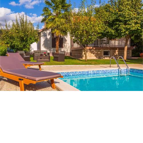 Three-Bedroom Holiday Home in Donji Prolozac