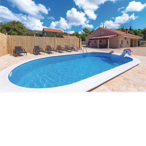 Three-Bedroom Holiday Home in Dubrava