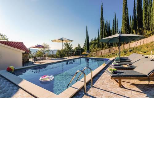 Three-Bedroom Holiday Home in Dubravka