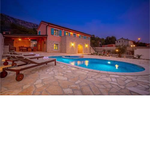 Three-Bedroom Holiday Home in Grizane