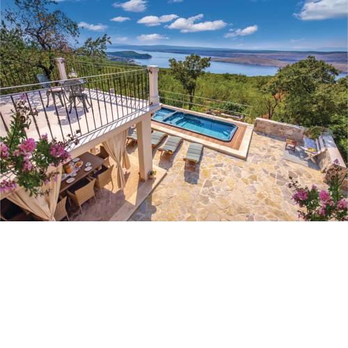 Three-Bedroom Holiday Home in Grmani