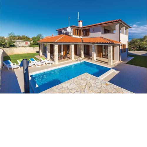 Three-Bedroom Holiday Home in Kavran