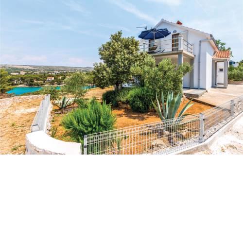 Three-Bedroom Holiday Home in Milna