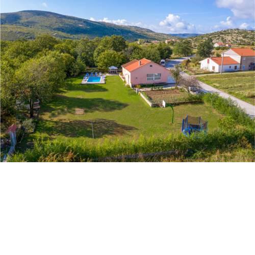 Three-Bedroom Holiday Home in Neoric