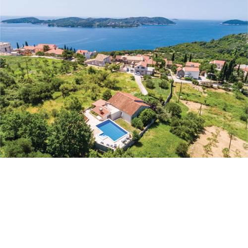 Three-Bedroom Holiday Home in Orasac