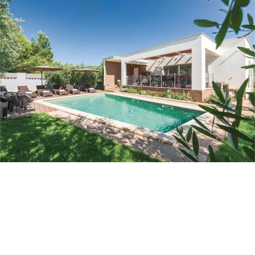 Three-Bedroom Holiday Home in Pomer