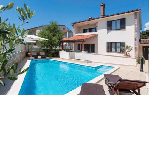 Three-Bedroom Holiday Home in Pula