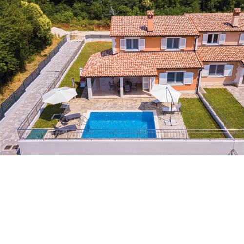 Three-Bedroom Holiday Home in Pula