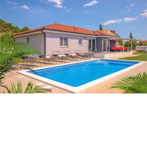 Three-Bedroom Holiday Home in Pula