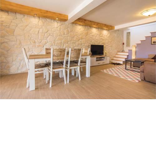 Three-Bedroom Holiday Home in Smilcic