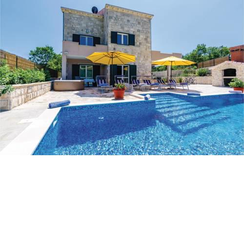 Three-Bedroom Holiday Home in Zaton
