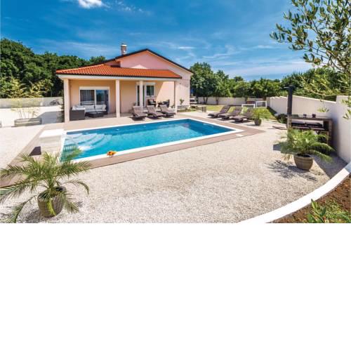 Three-Bedroom Holiday home Pula with an Outdoor Swimming Pool 07