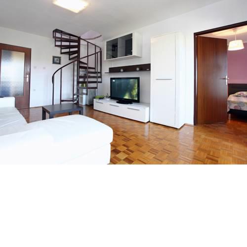 Three-Bedroom Spacious Modern Apartment SS