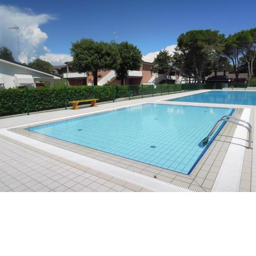 Three-room flat on the ground floor with garden and swimming pool