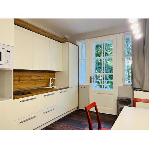 Timeless Old Centre Apartment with 2 bathrooms and balcony