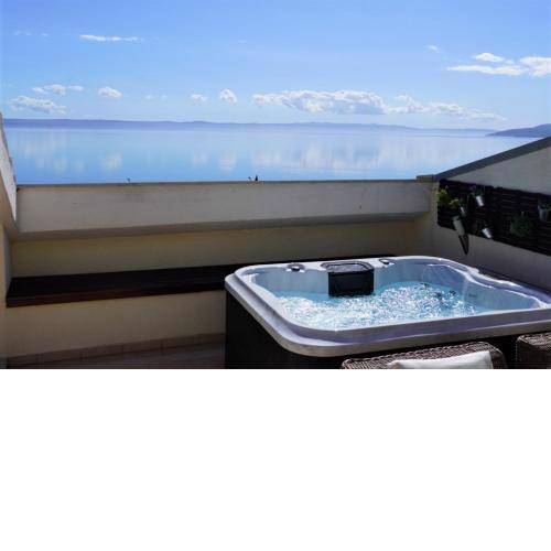 'Tino' Apartments - jacuzzi and terrace with sea view Makarska
