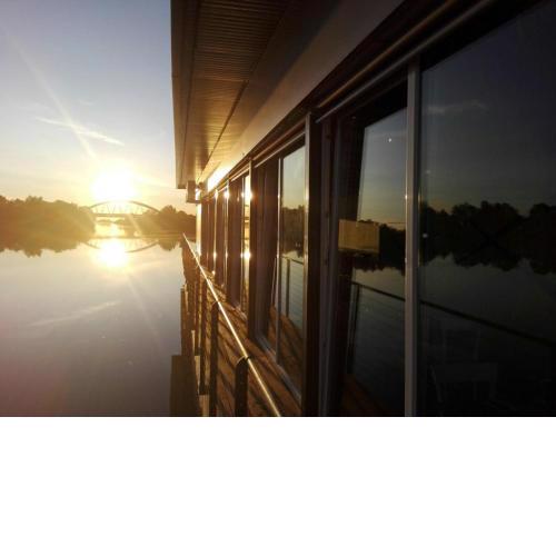 TINTERO HOUSE BOAT