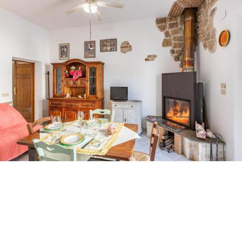 Tiny Green Home with Jacuzzi, Parking and Barbecue