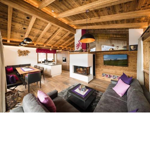 Top class chalet with 4 bathrooms near small slope