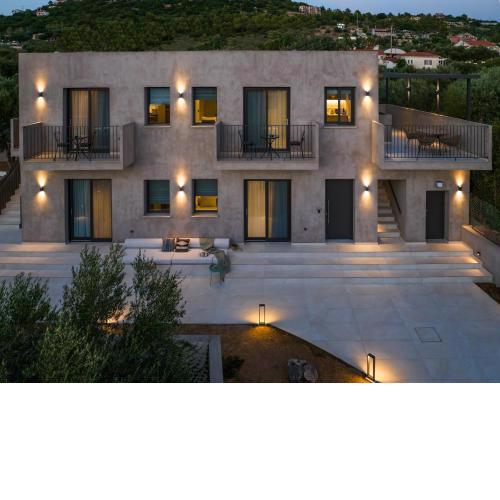 Topos Apartments & Suites