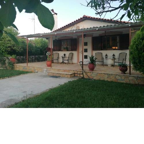 Tota's guest house, 4 min walk to the beach