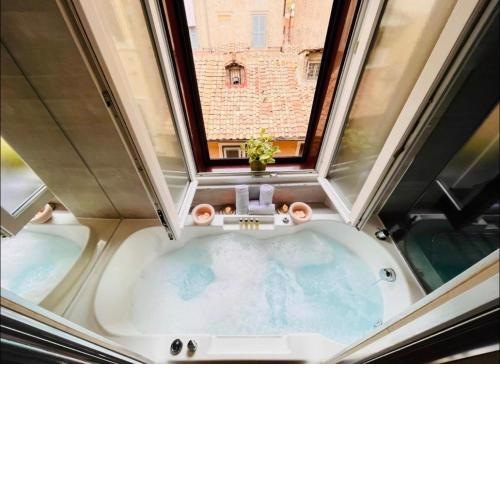 Town House Spagna- luxury Rooms with Jacuzzi Bath