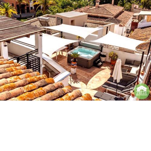 Town house with jacuzzi and foosball table