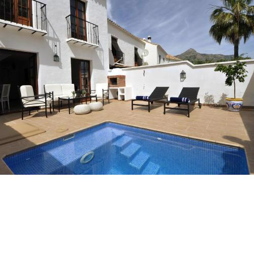 Townhouse with pool near Puerto Banus