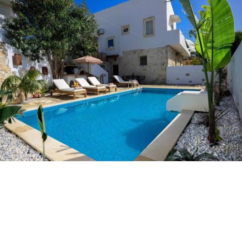 Traditional House 2 with Pool