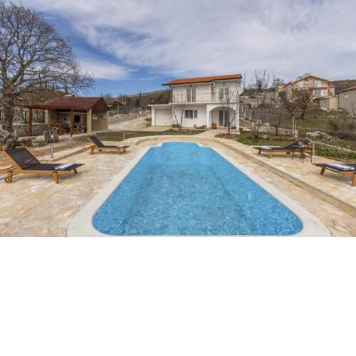 traditional luxury house Podrug with pool