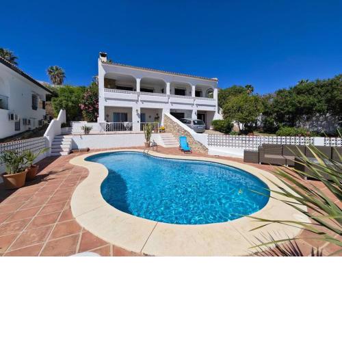 Tranquil Oasis: Villa with pool