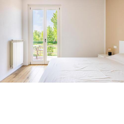 Trendy Aparment with garage right by the lake