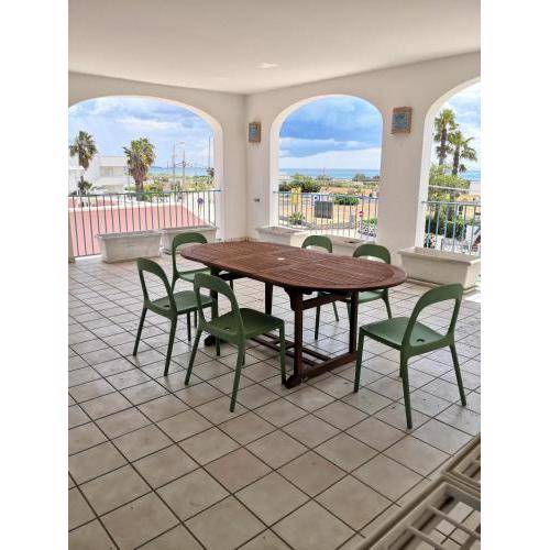 trilo superior con terrazzo vista mare a pescoluse