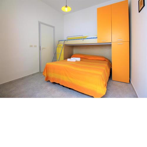 Trilocale arancione climatizzato con terrazza panoramica