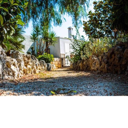 Trullo Cittadino with above-ground pool in Cisternino