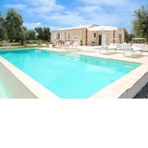 Trullo Delori with infinity Pool
