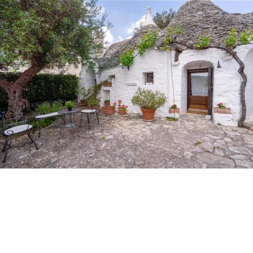 Trullo La Vecchia Elce with garden