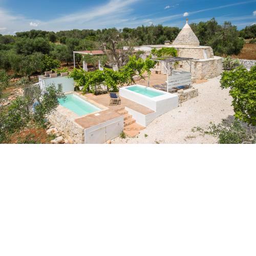 Trullo Solleone con piscine by Wonderful Italy