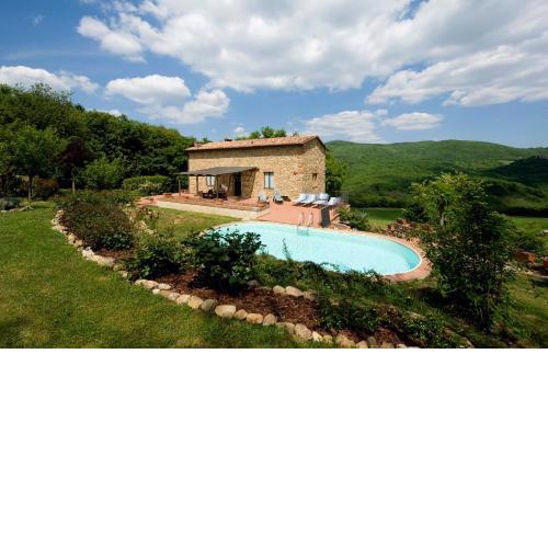 Tuscan barn with exclusive swimming pool by VacaVilla