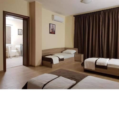 Twain Apart&Rooms